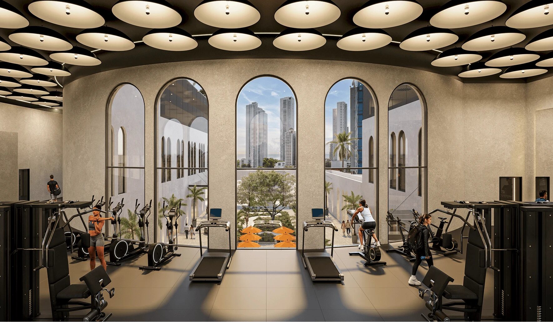 Gimnasio interior con grandes ventanales arqueados y máquinas de ejercicio.