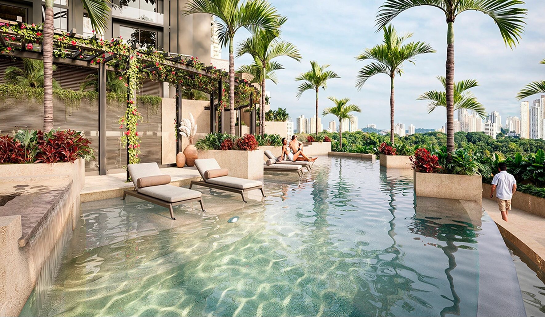 Piscina exterior con camastros, palmeras y vista a edificios al fondo.